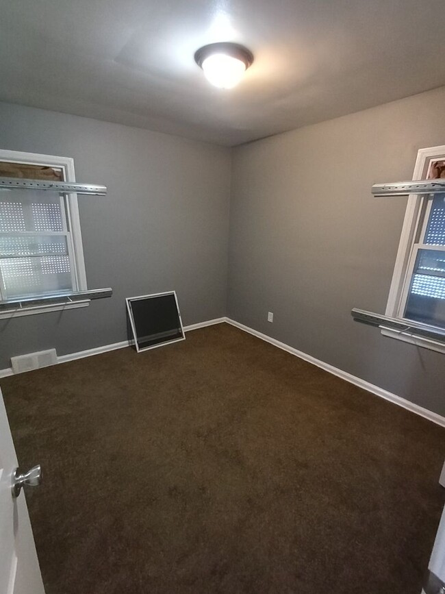 Building Photo - 3 bedroom 1 bath bungalow now available! -...