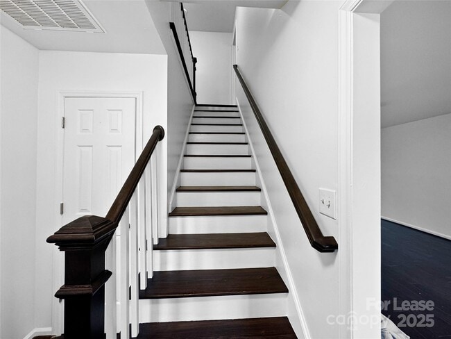 Building Photo - 8509 Golf Ridge Dr