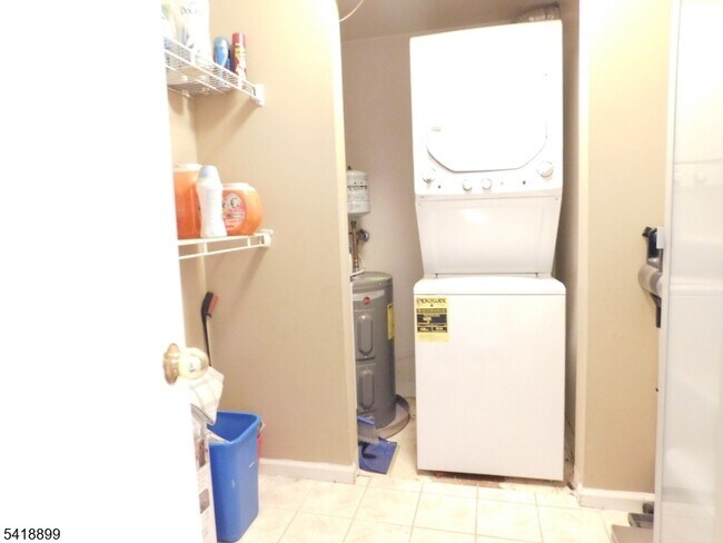 Building Photo - 300 Main St