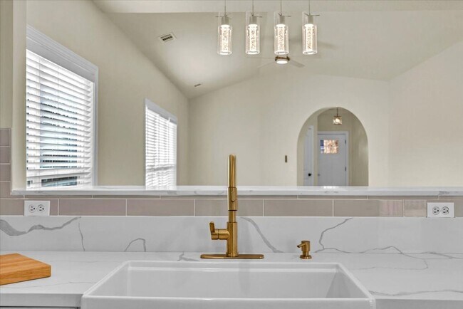 Building Photo - Completely Renovated 4 Bed/2 Bath in White...