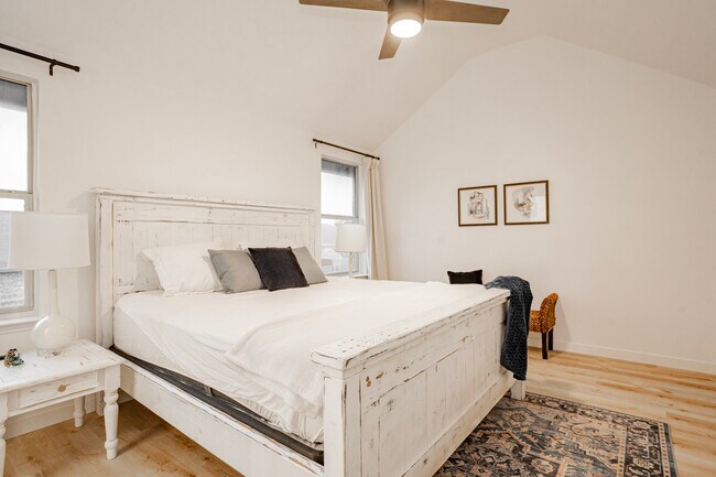 Building Photo - 323 Celia Cir