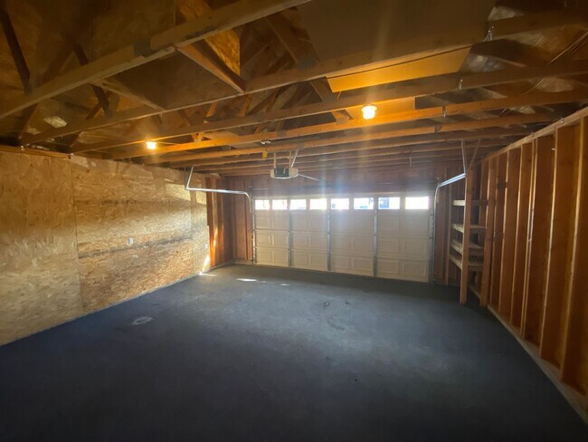 Building Photo - Quiet setting in La Pine!