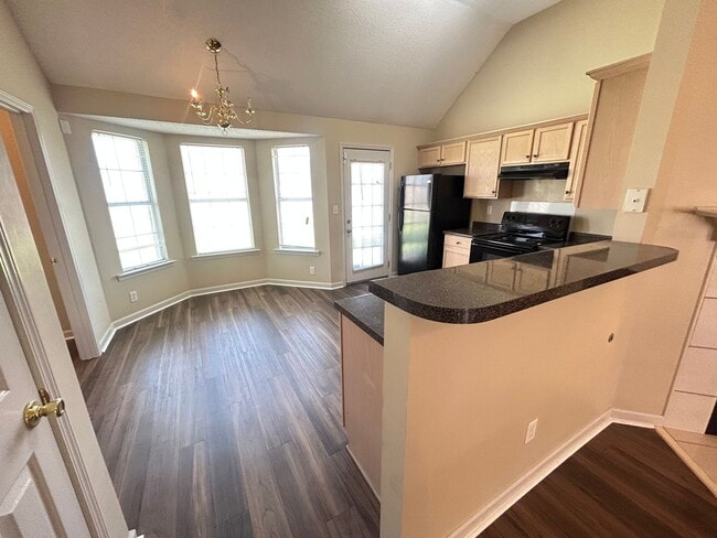 Building Photo - Cozy home in The Commons neighborhood offering split bedroom floor plan! Back yard is fully fence...