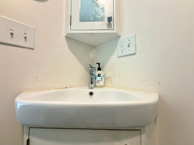 Building Photo - 46 Melrose St