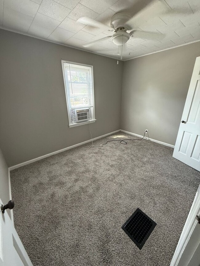 Building Photo - 3 Bed 1 Bath House located in Hoopeston, IL