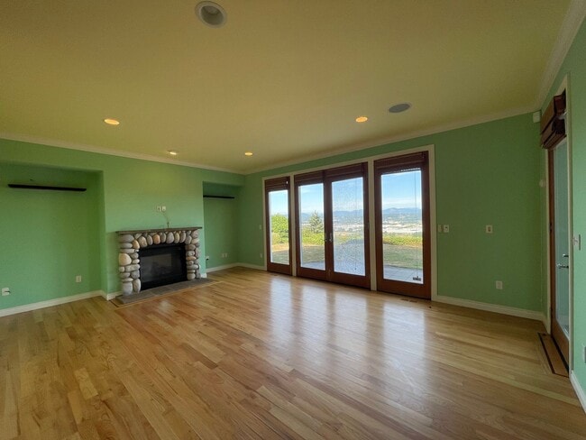 Building Photo - Spacious 5-Bedroom Home with Cascade & Val...