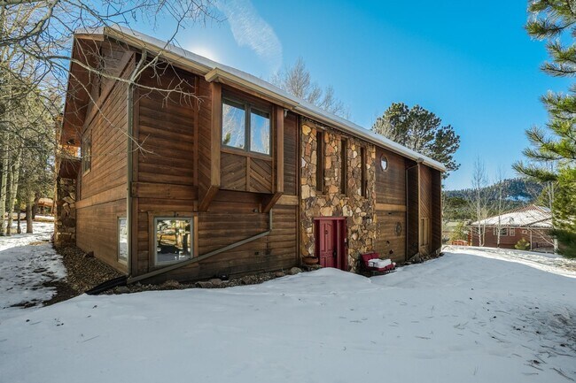 Building Photo - Stunning two-story home in Woodland Park