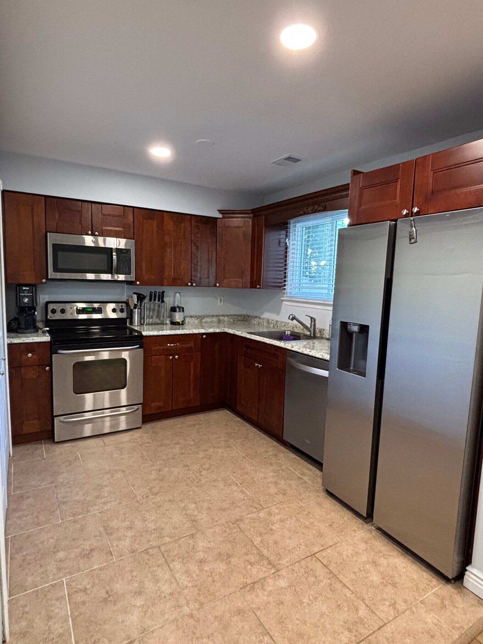 Building Photo - 204 Springmeadow Dr
