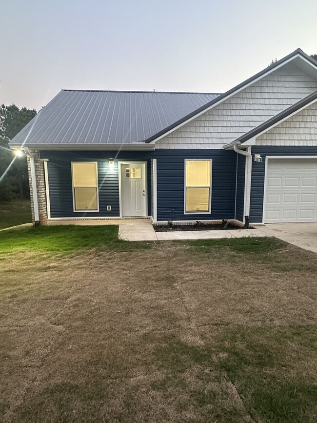 Primary Photo - 3 BED 2 BATH HOUSE ON AN ACRE OF LAND! Pet...