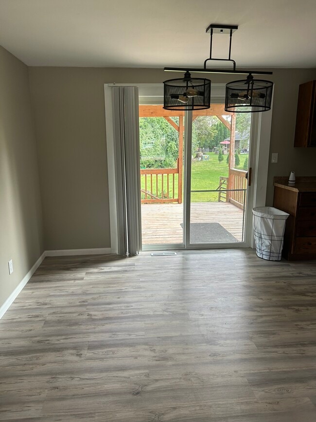 Building Photo - 2193 Packerland Dr
