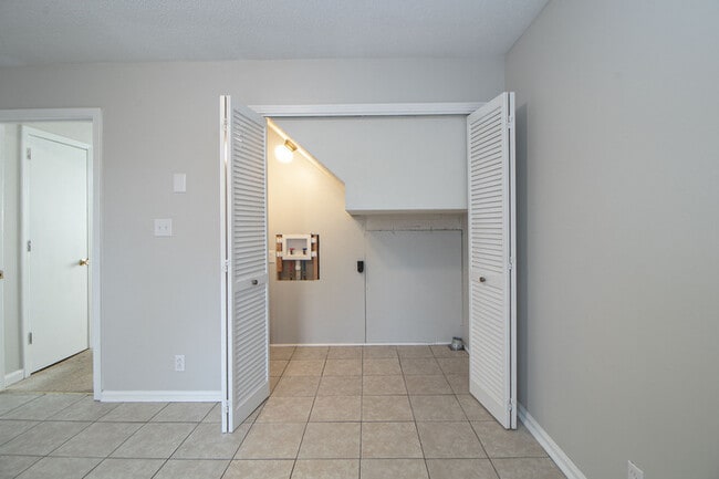 Building Photo - 814-B Golfview Pl