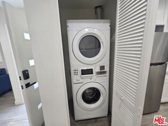 Building Photo - 868 N Edgemont St