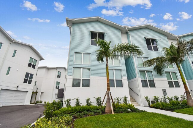 Building Photo - 3874 Pompano Dr SE