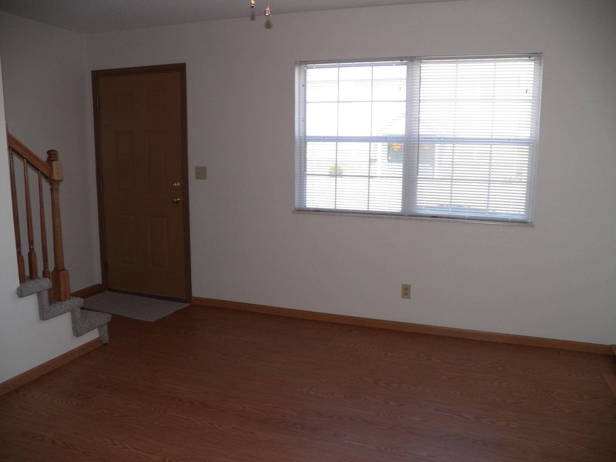 LR - 262 W Main St