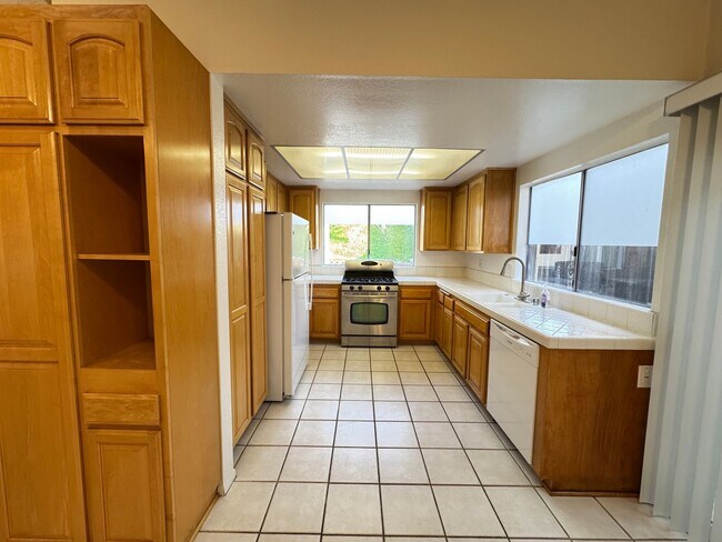 Building Photo - Beautifully Maintained 4Bd/2Ba Home w/Large Back Yard and Fruit Trees!