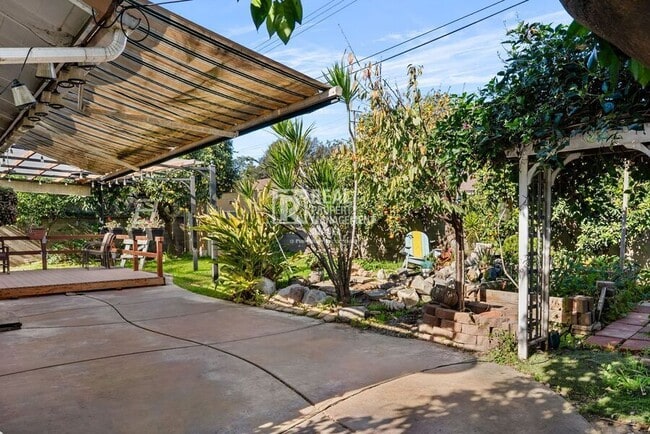 Building Photo - 1425 W Woodcrest Ave