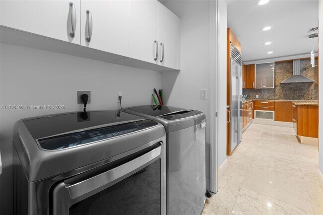 Building Photo - 5959 Collins Ave