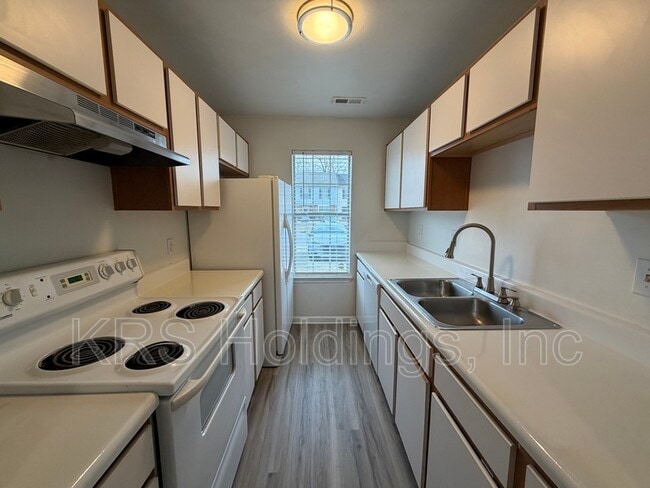 Building Photo - 30 Terri Sue Ct