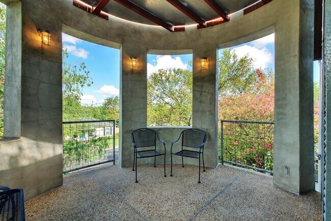 Building Photo - 1308a W N Loop Blvd