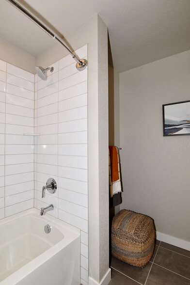 Tile shower/tub - 4115 N Park Dr