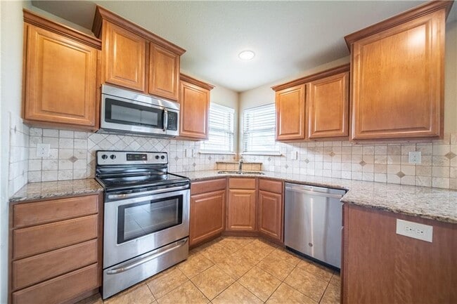 Building Photo - 704 SW Cabriolet St