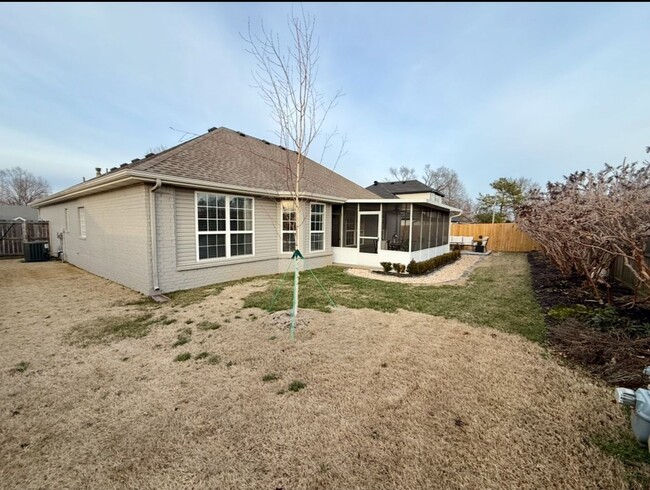 Building Photo - Stunning Home Near Color Mt. Bike Preserve