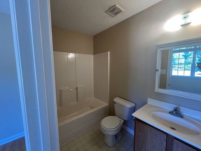 Building Photo - Beautiful 2 bedroom 2.5 bath town house located off Piney Green Road