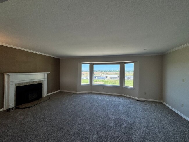 Building Photo - Large lower valley home, freshly remodeled...
