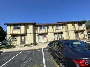 Building Photo - 2 br, 1.5 bath Condo - 63 Greentree Circle...