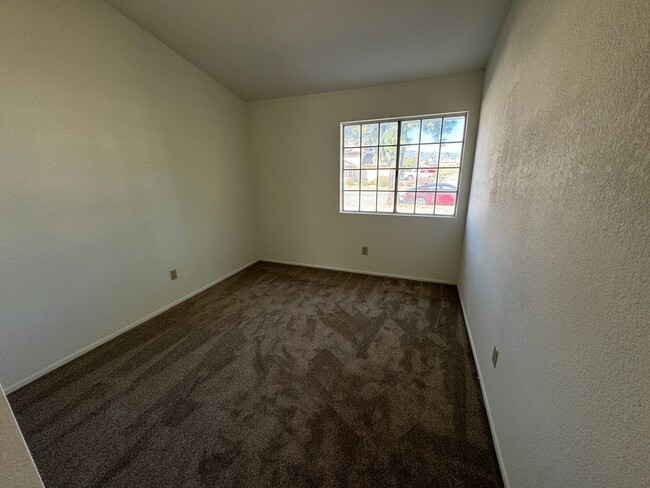 Building Photo - 3 Bedroom, 2 Bath Home, Located in Fontana