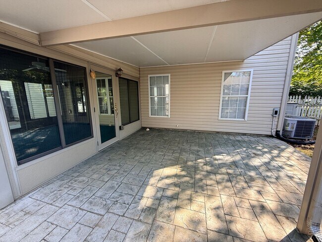 Building Photo - Spacious 4 Bed 2.5 Bath In Lexington!