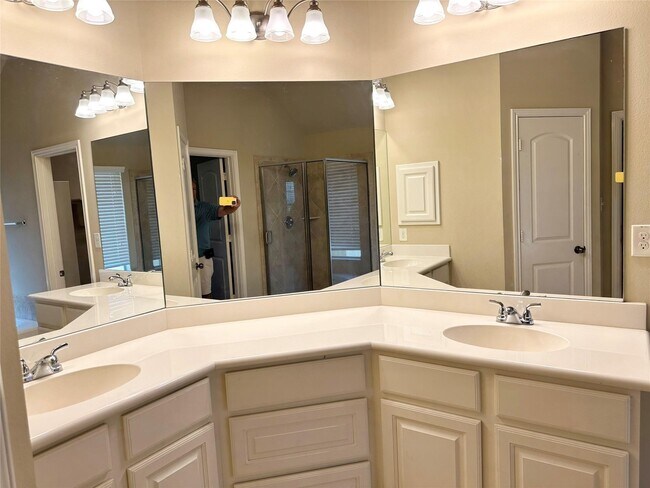 Building Photo - 5526 Stoneridge Ct