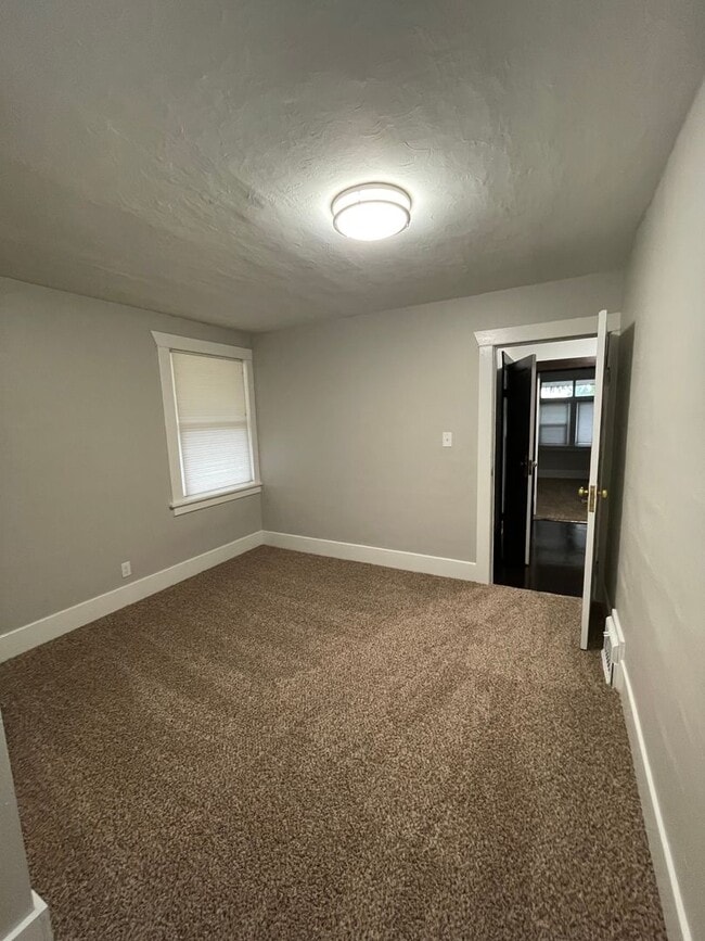 Building Photo - 4 Bedroom Home