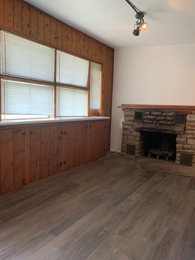 Building Photo - STUDENTS WELCOME! Cozy 1-Bedroom Bungalow w/ Garden and Detached Studio