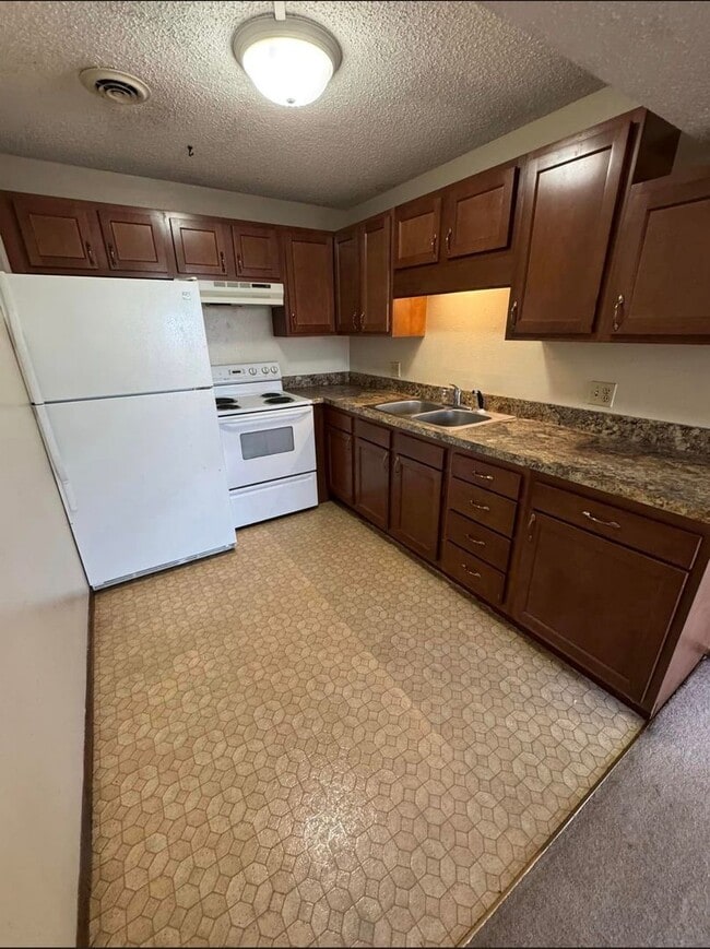 Building Photo - 741 Westridge Rd