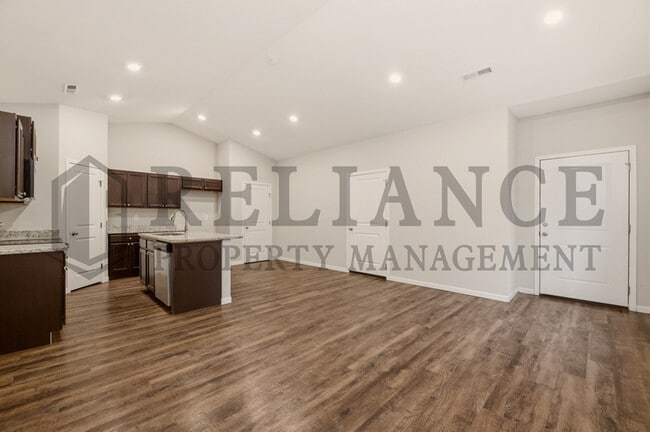 Building Photo - 452 S Longbranch Dr