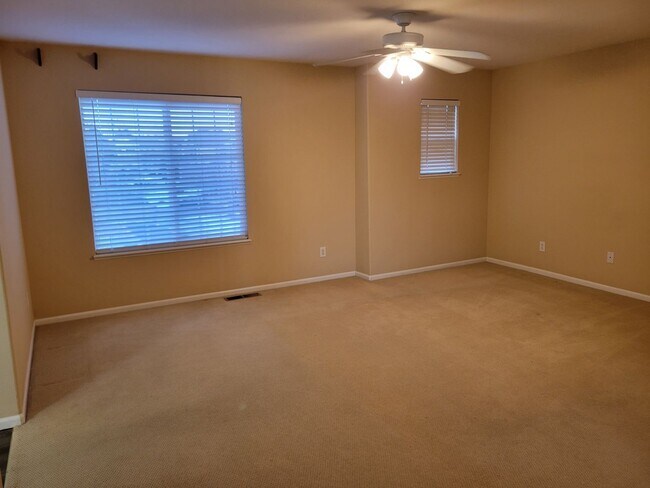 Building Photo - 3 Bedroom, 2.5 Bath Home with A/C - Availa...