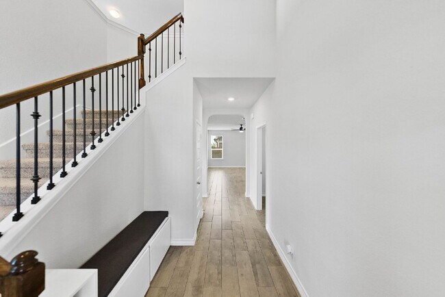 Building Photo - Spacious 5-Bedroom Rental on Oversized Cor...