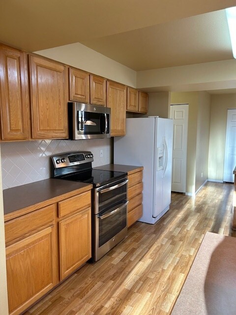 Building Photo - 3670 Point Dr