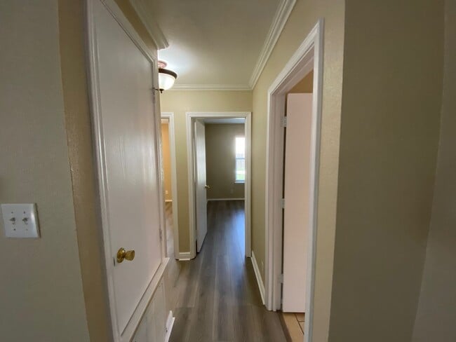 Building Photo - Charming and Spacious Home in a Quiet and ...