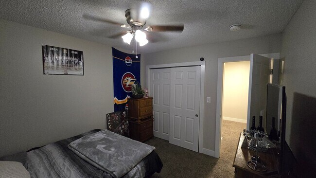 Building Photo - 2 Bed, 1.5 Bath Townhome with Garage Near McKee Medical Center