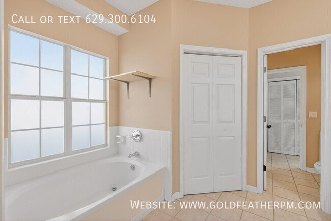 Building Photo - 905 Split Oak Dr