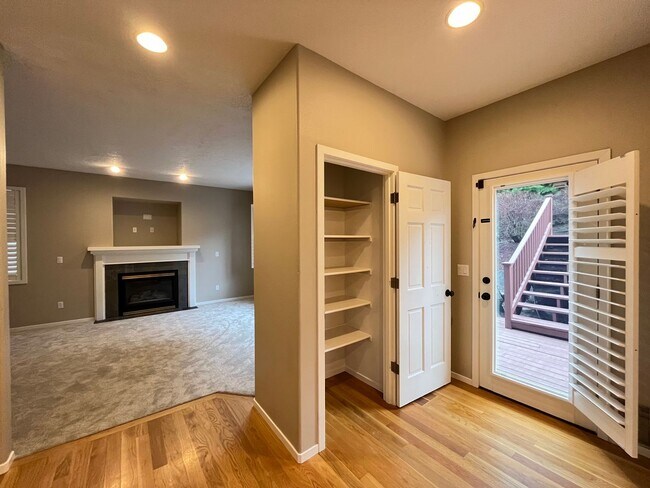 Building Photo - Immaculate 4 bedroom, 3.5 bathroom, tri-level Home in Tigard!! Expansive Views, Office space, Gam...