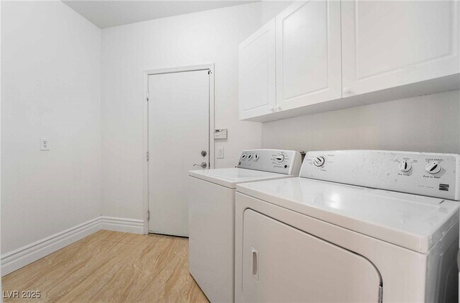 Building Photo - 4624 Stuttgart St