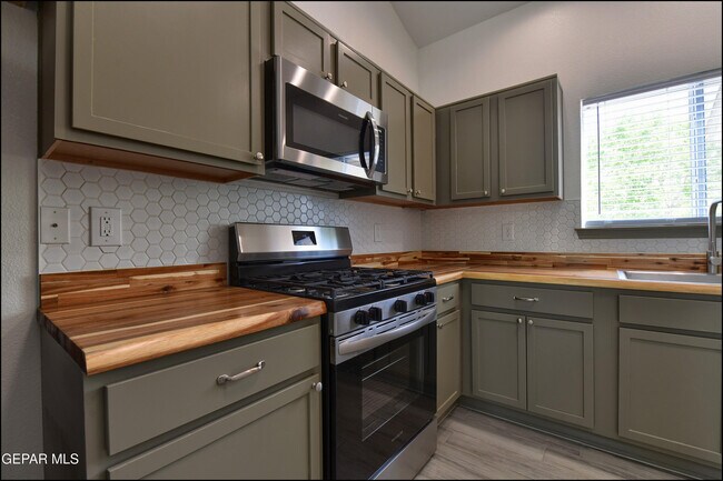 Building Photo - 672 Sequeiros Ct