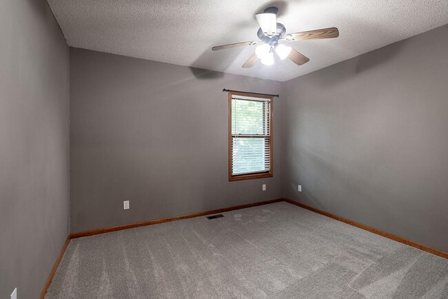 Building Photo - 1302 Look Out Ct