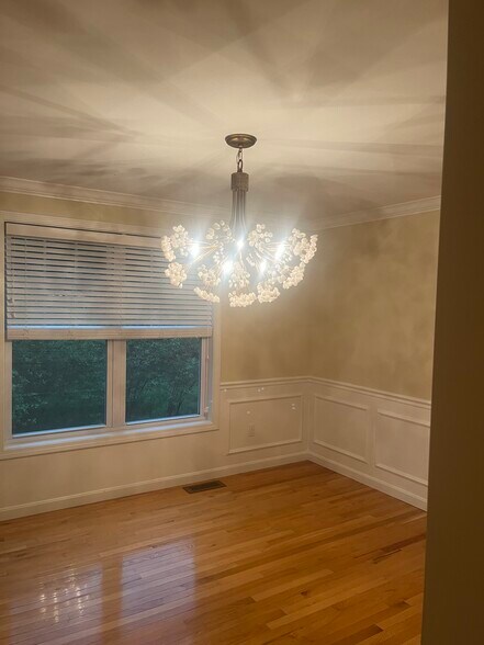 Building Photo - 11 Pinecrest Dr
