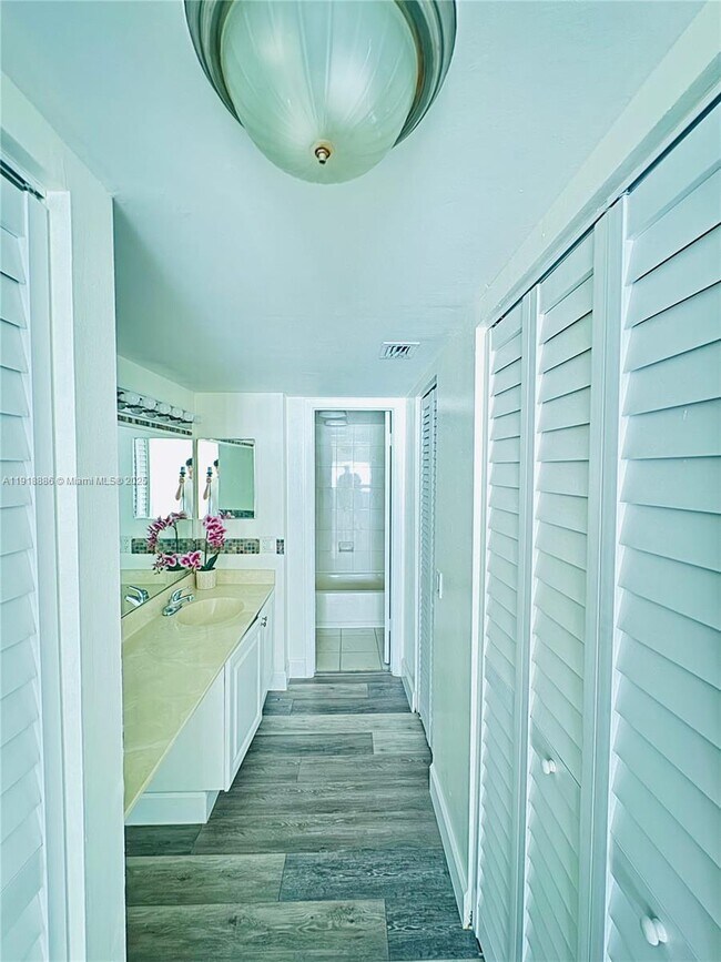 Building Photo - 701 N Pine Island Rd