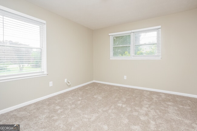 Building Photo - 680 N Kingsley Dr