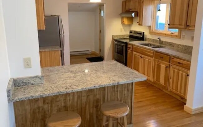 Building Photo - 72 Russell St